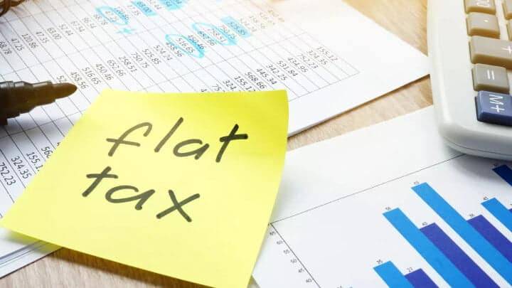 Post-it jaune avec écrit dessus flat tax
