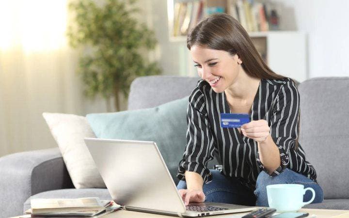 Cliente n train de contracter un prêt en ligne avec Prima Finance Group