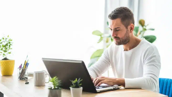 Un investisseur en crowdfunding effectue sa déclaration d'impôts