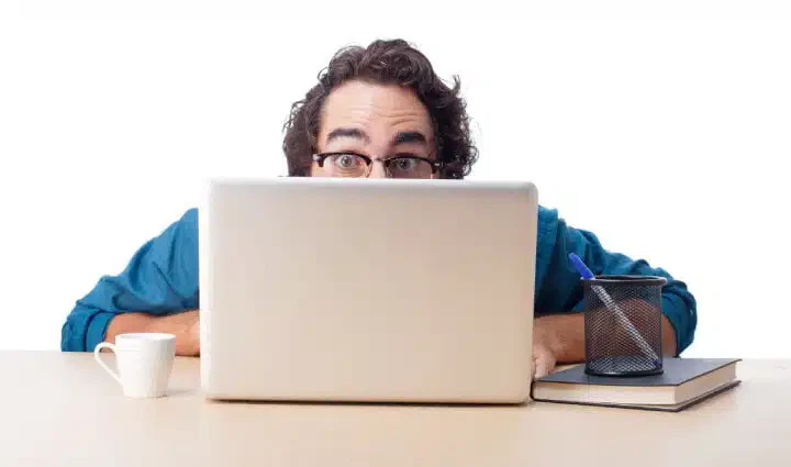 Investisseur qui vérifie les données financières de ses IFU