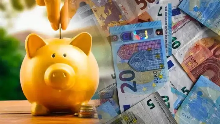 Placer ses économies sur un livret épargne en mettant régulièrement des sous dans une tirelire cochon