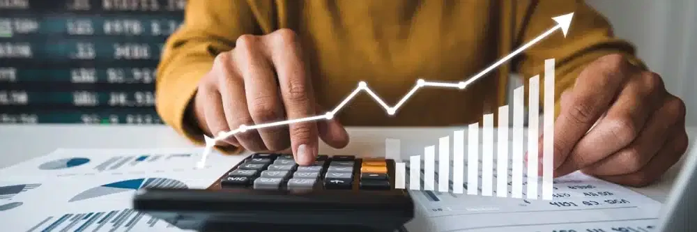 Un homme utilise une calculatrice pour optimiser le rendement de ses placements