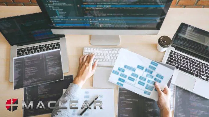Informaticien de STS Software en train de développer un logiciel