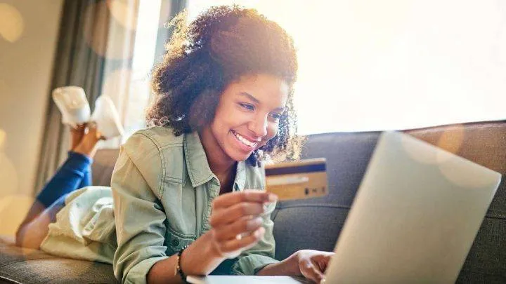 Cliente de la société de prêt Tanir utilisant son portable