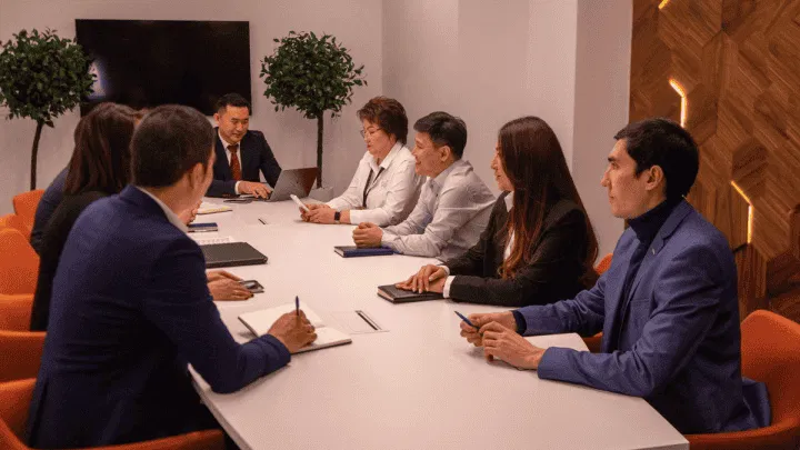 Équipe Unicredo lors d'un meeting dans leurs bureaux à Almaty, Kazakhstan